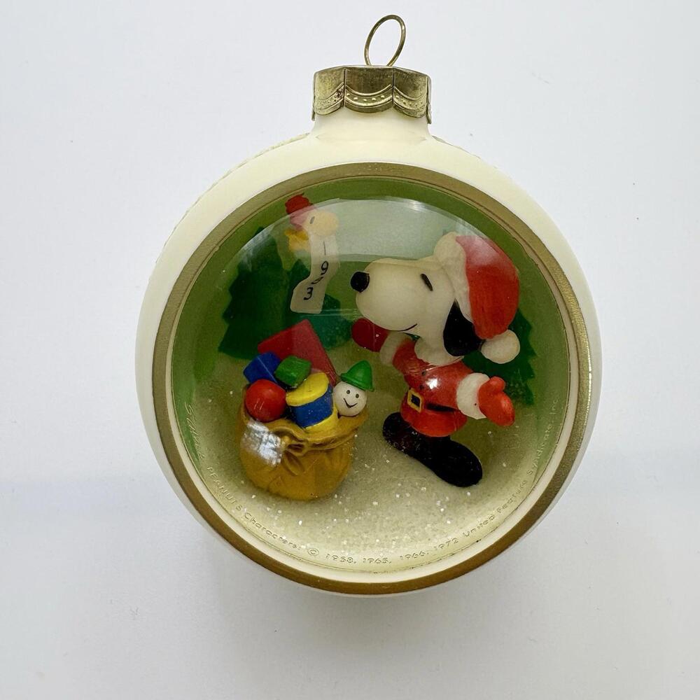 Vtg 1983 Hallmark Snoopy Santa Ornament Panoramic Ball Christmas Ornament